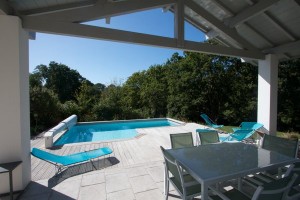 Vue de la piscine depuis la terrasse ouest