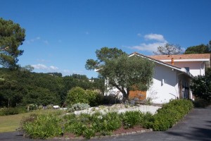 L´entrée de la propriété donne sur la terrasse Ouest de la chambre